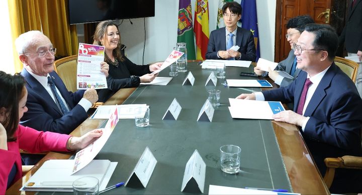 [대전=뉴시스] 이장우 대전시장이 1일(현지시각) 스페인 말라가시청에서 말라가시 관계자에게 대전의 대표축제인 '0시축제'에 대해 설명하고 있다. (사진=대전시공동취재단 제공) 2025.04.02. photo@newsis.com *재판매 및 DB 금지