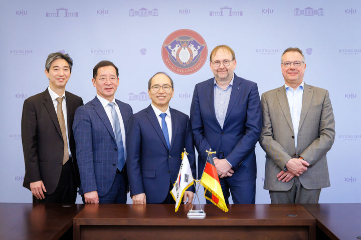 경희대에 독일 괴테대 총장단이 방문했다. 사진은 (왼쪽부터) 경희대 최영준 국제처장, 김종복 대외부총장, 김진상 총장, 괴테대 엔리코 슐라이프 총장, 요하네스 뮐러 국제처장 등. (사진=경희대 제공) *재판매 및 DB 금지