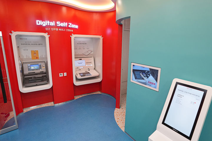 [부산=뉴시스] BNK부산은행은 2일 부산 시민에게 편리한 금융서비스를 제공하기 위해 부산 도시철도 2호선 수영~광안역 지하상가(HOWWE Mall)에 미래형 디지털 점포 '디지털플레이스'를 개설했다고 밝혔다. (사진=부산은행 제공) 2025.04.02. photo@newsis.com *재판매 및 DB 금지