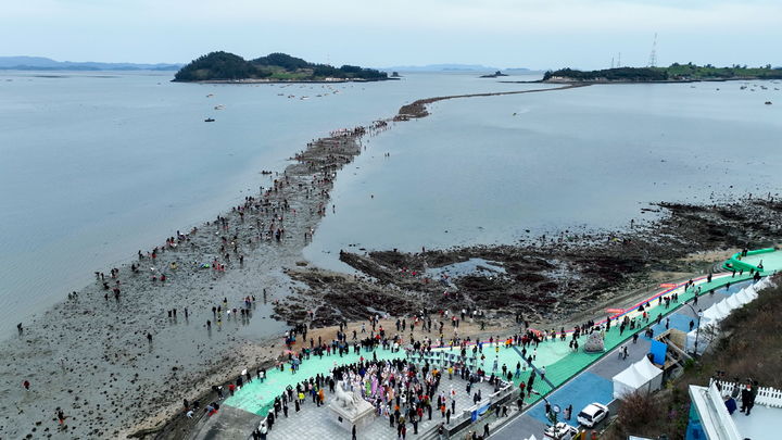[진도=뉴시스]진도 신비의 바닷길. (사진=진도군 제공) 2025.04.02. photo@newsis.com *재판매 및 DB 금지