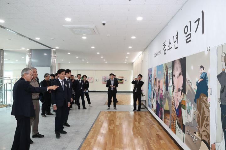 [밀양=뉴시스]2일 경남교육청 진로교육원에서 박종훈(왼쪽에서 첫번째) 경남교육감과 안병구 밀양시장 등 관계자들이 내부 시설을 둘러보고 있다.(사진=경남교육청 제공) 2025.04.02.photo@newsis.com *재판매 및 DB 금지