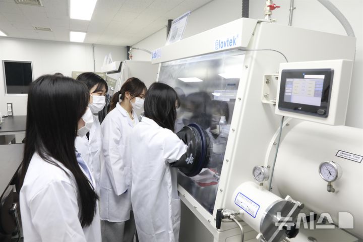[성남=뉴시스] 가천대 학생들이 배터리특화실습실 내 글러브박스에서 셀 제조실습을 하고 있다 (사진=가천대 제공) 2025.04.02.photo@newsis.com