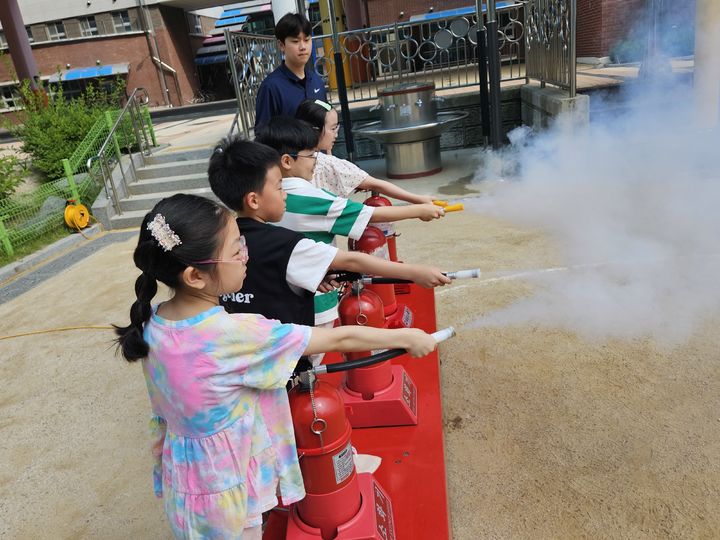 [서울=뉴시스] 소화기 사용법을 익히는 초등학생들. 2025.04.02 (사진 제공=송파구청) photo@newsis.com *재판매 및 DB 금지
