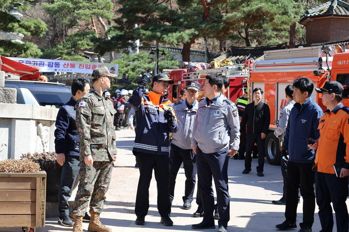 [서울=뉴시스] 서울 은평경찰서는 국가적 산불 재난 발생에 따라 대형 산불 예방 및 신속 대응을 위한 '봄철 유관기관 합동 산림화재 실전 진압 훈련'을 지난달 28일 실시했다고 2일 밝혔다. (사진=은평경찰서 제공) 2025.04.02. photo@newsis.com&nbsp; *재판매 및 DB 금지