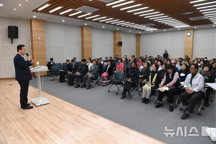 [완주=뉴시스] 유희태 완주군수가 소양 복합체육시설 조성사업과 관련해 주민들을 만나 사업 현황을 직접 설명하고 있다. 2025.04.02 *재판매 및 DB 금지