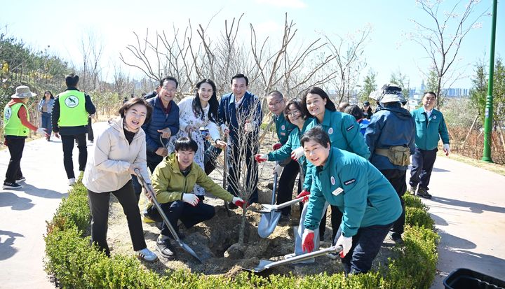 [울산=뉴시스] 박수지 기자 = 울산시 북구는 2일 울산숲 송정구간에 주민 헌수로 무궁화숲을 조성한 뒤 기념촬영을 하고 있다. (사진=북구 제공) 2025.04.02. photo@newsis.com *재판매 및 DB 금지