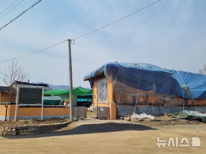 [포천=뉴시스] 김도희 기자 = 경기 포천시 전투기 오폭사고가 발생한지 한 달 가까이 된 지난 2일 오전 파손된 건물 지붕에 파란색 천막이 덮여 있다. 2025.04.02 kdh@newsis.com 
