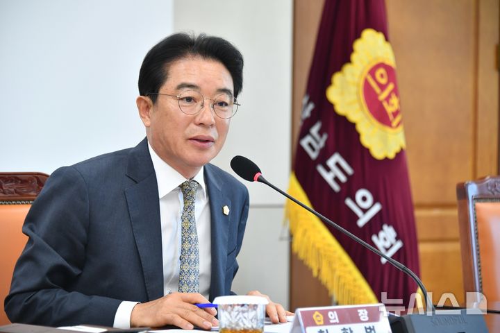 [창원=뉴시스]2일 경상남도의회 의정회의실에서 최학범 의장이 산불 피해복구 신속지원 논의 등을 위한 '4월 현안소통회의'를 주재하고 있다.(사진=경남도의회 제공) 2025.04.02. photo@newsis.com