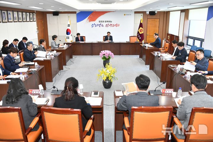 [창원=뉴시스]2일 경상남도의회 의정회의실에서 최학범 의장 주재로 '4월 현안소통회의'가 열리고 있다.(사진=경남도의회 제공) 2025.04.02. photo@newsis.com