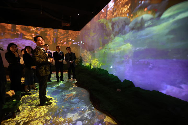 [고창=뉴시스] 2일 개관한 고창 선운미디어갤러리, 심덕섭 군수가 갤러리 전시 영상작품을 감상하고 있다. *재판매 및 DB 금지