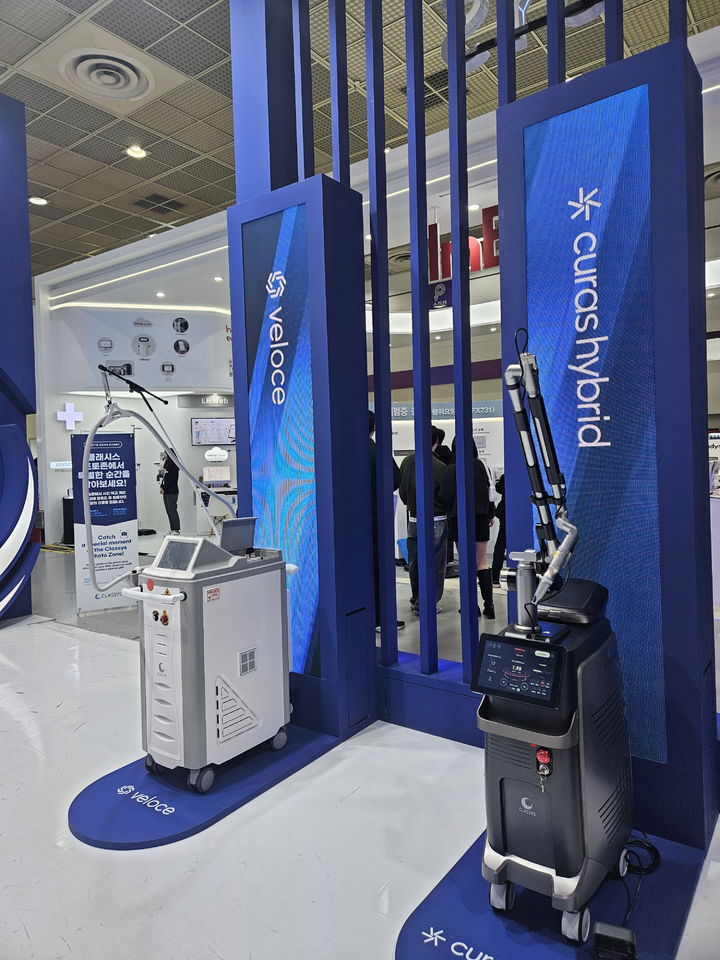 [서울=뉴시스] 송종호 기자=2일 금융감독원 전자공시스템에 따르면 클래시스는 김동주 사외이사가 일신산의 사유로 자진 사임하고 신경자 구글 시니어 디렉터가 사외이사로 신규선임됐다. 사진은 올해 서울 코엑스에서 열린 국제의료기기병원설비전시회 키메스에 마련된 '클래시스' 부스. 2025.04.02. song@newsis.com *재판매 및 DB 금지