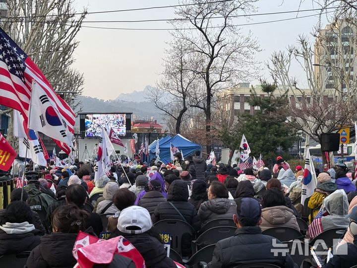 [서울=뉴시스] 이수정 기자=2일 오후 헌법재판소 인근 안국역 5번 출구 앞에서 윤석열 대통령을 지지하는 탄핵 반대 측 집회 참가자들이 윤 대통령 탄핵 기각을 외치고 있다. 2025.04.02. crystal@newsis.com