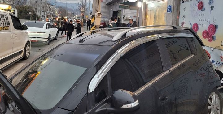 상가와 충돌한 승용차(사진=제천소방서 제공) *재판매 및 DB 금지