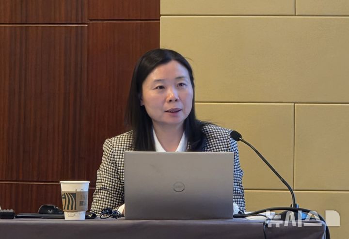 [베이징=뉴시스] 박정규 특파원 = 류쉐옌 중국발전개혁위원회 거시경제연구원 주임이 2일 중국 베이징 차오양구 메리어트호텔에서 대외경제정책연구원(KIEP) 북경사무소가 개최한 '2025년도 제1회 한중경제포럼'에서 주제발표를 하고 있다. 2025.04.02 pjk76@newsis.com