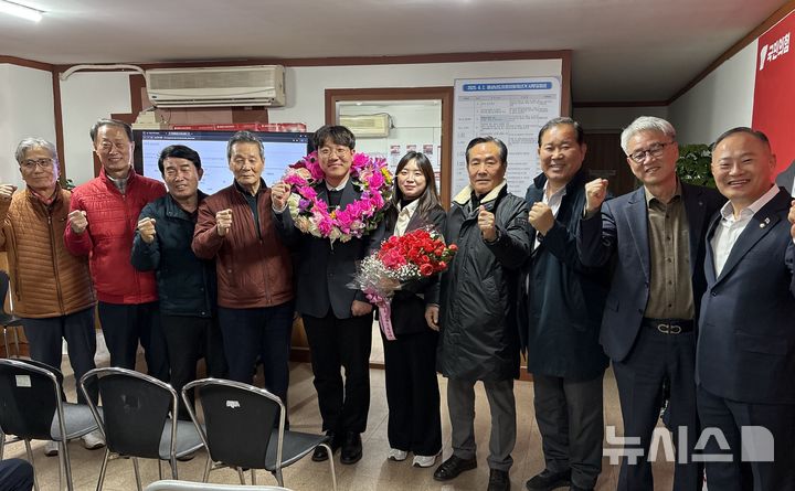 [창원=뉴시스]]4월2일 경남도의원 창원시 제12선거구 재선거에서 당선이 확정된 후 정희성(왼쪽서 다섯 번째) 국민의힘 후보가 기념촬영하고 있다.(사진=정희성 후보 선거사무소 제공) 2025.04.02. photo@newsis.com