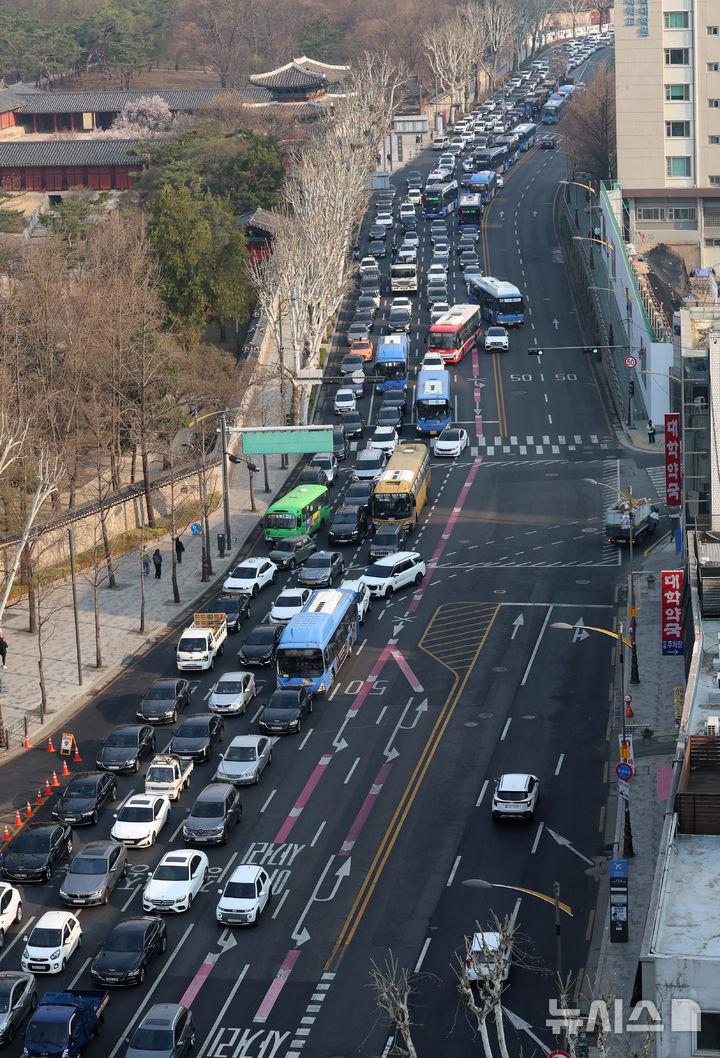 [서울=뉴시스] 이영환 기자 = 윤석열 대통령 탄핵선고 관련 집회 시위로 인해 2일 오전 서울 종로구 원남동사거리 율곡터널 안국역 방면이 통제돼 종로 방향으로 향하는 차량들이 정체되고 있다. 2025.04.02. 20hwan@newsis.com
