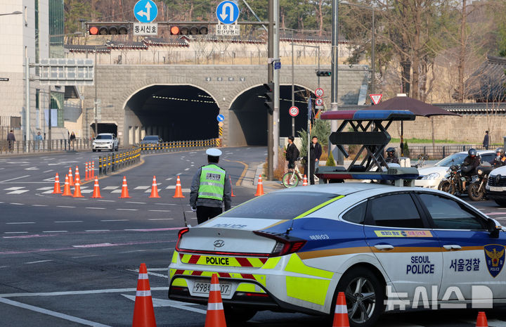 [서울=뉴시스] 이영환 기자 = 윤석열 대통령 탄핵선고 관련 집회 시위로 인해 2일 오전 서울 종로구 원남동사거리 율곡터널 안국역 방면이 통제되고 있다. 2025.04.02. 20hwan@newsis.com