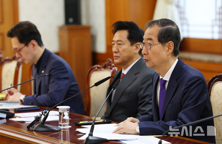 [서울=뉴시스] 최진석 기자 = 한덕수 대통령 권한대행 국무총리가 2일 정부서울청사에서 열린 치안관계 장관회의를 주재하고 있다. 오른쪽부터 한 권한대행, 오세훈 서울시장 손영택 국무총리 비서실장. 2025.04.02. myjs@newsis.com