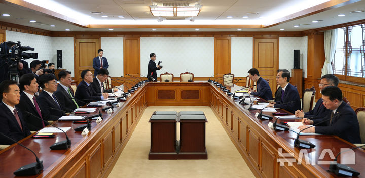 [서울=뉴시스] 최진석 기자 = 한덕수 대통령 권한대행 국무총리가 2일 정부서울청사에서 열린 치안관계 장관회의를 주재하고 있다. 2025.04.02. myjs@newsis.com