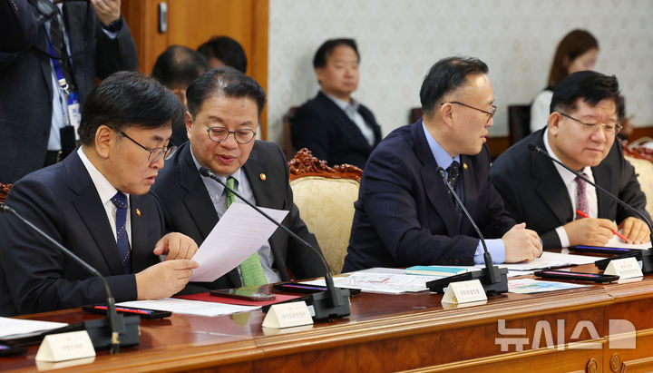[서울=뉴시스] 최진석 기자 = 유상임 과학기술정보통신부 장관, 방기선 국무조정실장, 이한경 재난안전관리본부장, 이호영 경찰청장 직무대행이 2일 정부서울청사에서 열린 한덕수 대통령 권한대행 국무총리 주재 치안관계 장관회의에 참석하고 있다. 2025.04.02. myjs@newsis.com