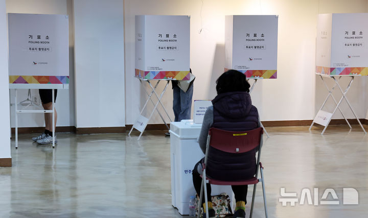 [부산=뉴시스] 하경민 기자 = 부산교육감 재선거 투표일인 2일 부산 수영구 수영구생활문화센터 2층 바다갤러리에 마련된 광안제2동 제2투표소를 찾은 유권자들이 소중한 한표를 행사하고 있다.&nbsp;&nbsp; 이날 투표는 오후 8시까지 부산 관내 912곳의 투표소에서 진행된다. 2025.04.02. yulnetphoto@newsis.com