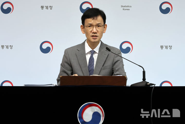 [세종=뉴시스] 강종민 기자 = 이두원 통계청 경제동향통계심의관. 2025.04.02. ppkjm@newsis.com