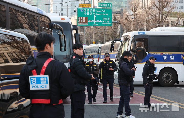 [서울=뉴시스] 이영환 기자 = 윤석열 대통령 탄핵 심판 선고를 이틀 앞둔 2일 오전 서울 종로구 헌법재판소 인근에서 경찰들이 분주하게 움직이고 있다. 2025.04.02. 20hwan@newsis.com
