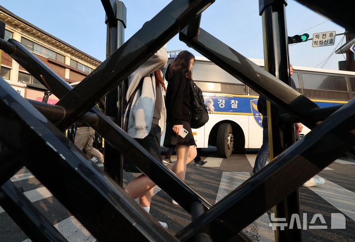 [서울=뉴시스] 이영환 기자 = 지난 2일 오전 서울 종로구 헌법재판소 인근 학교 재학생들이 등교를 하고 있는 모습. 2025.04.02. 20hwan@newsis.com