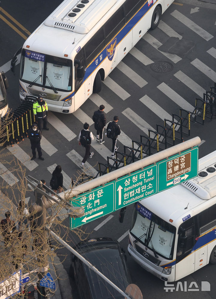 [서울=뉴시스] 이영환 기자 = 윤석열 대통령 탄핵 심판 선고를 이틀 앞둔 2일 오전 서울 종로구 헌법재판소 인근 학교 재학생들이 등교를 하고 있다.서울시교육청에 따르면 탄핵심판 선고 당일인 4일 헌법재판소 인근 11개 학교가 임시 휴교 한다. 통학로 안전점검 결과 6개교는 2일부터 임시 휴교를 한다. 사흘간 휴업하는 학교는 ▲재동초 ▲재동초 병설유치원 ▲운현초 ▲운현유치원 ▲교동초 ▲공립특수학교인 경운학교 등 6개교다. 덕성여중, 덕성여고는 단축수업을 진행할 예정이다. 전날인 3일에는 위 6개교 및 ▲덕성여중 ▲덕성여고 8개교가 임시휴업, ▲중앙중 ▲중앙고 ▲대동세무고 3개교가 단축수업을 한다.2025.04.02. 20hwan@newsis.com