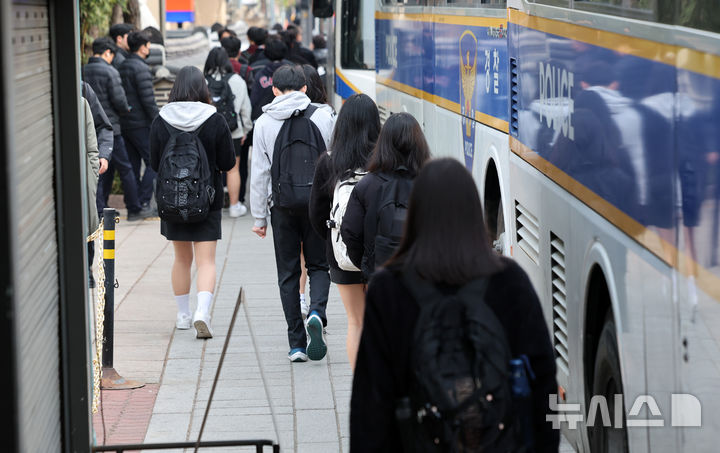 [서울=뉴시스] 이영환 기자 = 윤석열 대통령 탄핵 심판 선고를 이틀 앞둔 2일 오전 서울 종로구 헌법재판소 인근 학교 재학생들이 등교를 하고 있다.서울시교육청에 따르면 탄핵심판 선고 당일인 4일 헌법재판소 인근 11개 학교가 임시 휴교 한다. 통학로 안전점검 결과 6개교는 2일부터 임시 휴교를 한다. 사흘간 휴업하는 학교는 ▲재동초 ▲재동초 병설유치원 ▲운현초 ▲운현유치원 ▲교동초 ▲공립특수학교인 경운학교 등 6개교다. 덕성여중, 덕성여고는 단축수업을 진행할 예정이다. 전날인 3일에는 위 6개교 및 ▲덕성여중 ▲덕성여고 8개교가 임시휴업, ▲중앙중 ▲중앙고 ▲대동세무고 3개교가 단축수업을 한다.2025.04.02. 20hwan@newsis.com