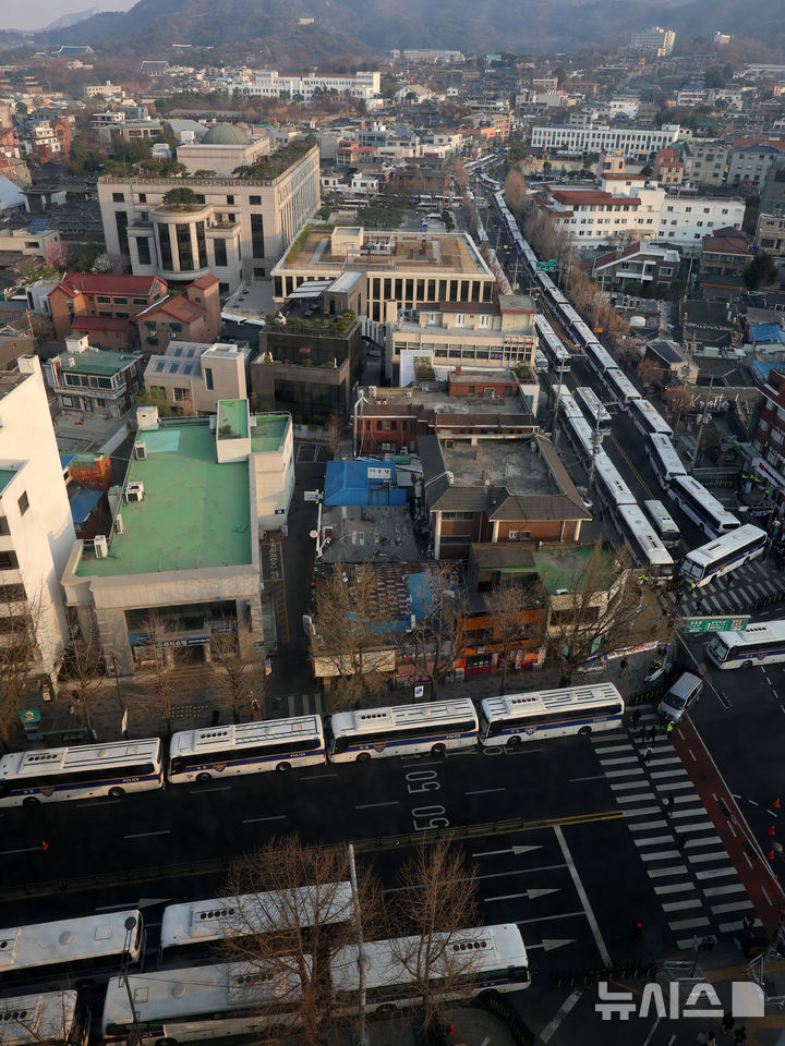 [서울=뉴시스] 이영환 기자 = 윤석열 대통령 탄핵 심판 선고를 이틀 앞둔 2일 오전 서울 종로구 헌법재판소 인근 도로가 통제되며 경찰 차벽이 세워져 있다. 2025.04.02. 20hwan@newsis.com