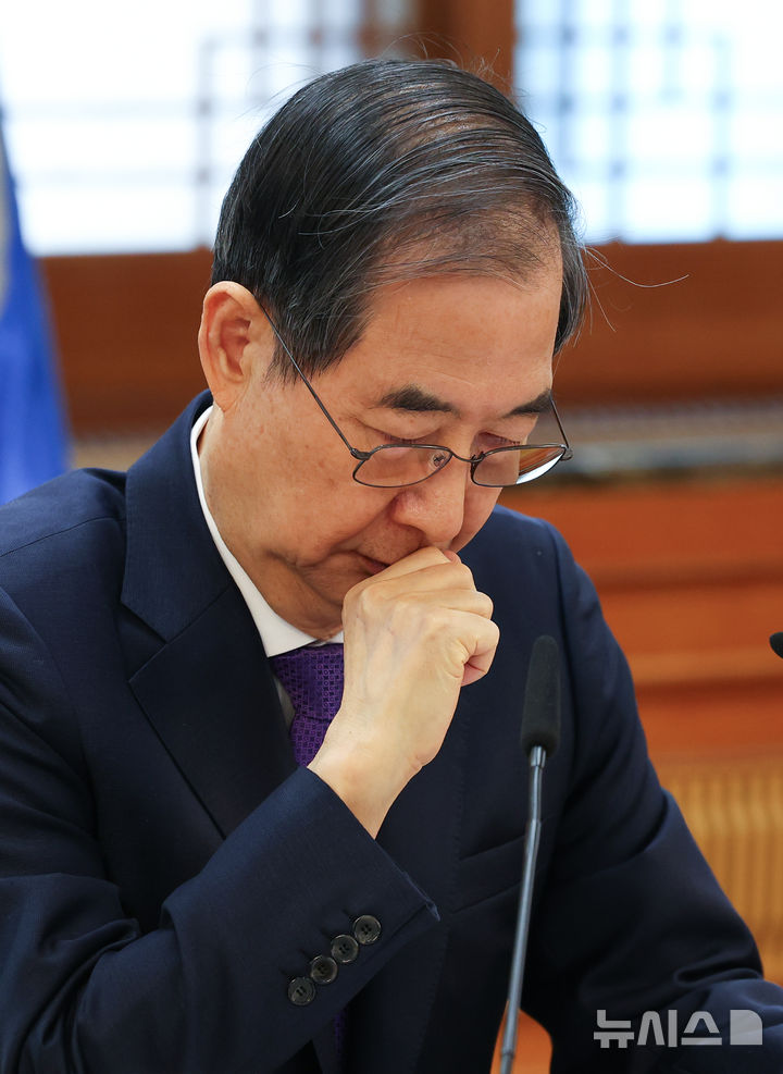 [서울=뉴시스] 최진석 기자 = 한덕수 대통령 권한대행 국무총리가 2일 정부서울청사에서 열린 치안관계 장관회의에서 오세훈 서울시장의 보고를 듣고 있다. 2025.04.02. myjs@newsis.com