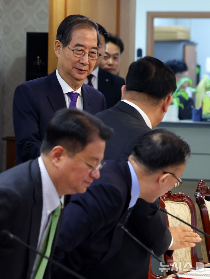 [서울=뉴시스] 최진석 기자 = 한덕수 대통령 권한대행 국무총리가 2일 정부서울청사에서 열린 치안관계 장관회의에 입장하며 이호영 경찰청장 직무대행과 인사하고 있다. 2025.04.02. myjs@newsis.com