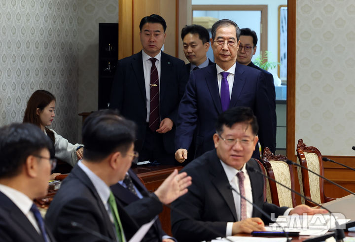 [서울=뉴시스] 최진석 기자 = 한덕수 대통령 권한대행 국무총리가 2일 정부서울청사에서 열린 치안관계 장관회의에 입장하고 있다. 2025.04.02. myjs@newsis.com