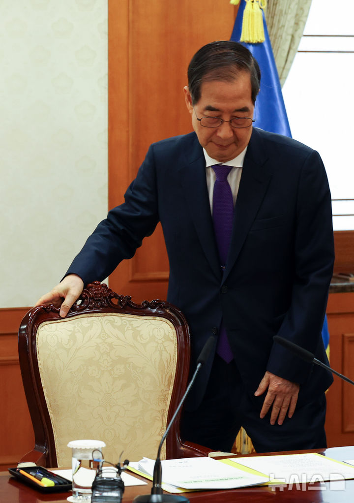 [서울=뉴시스] 최진석 기자 = 한덕수 대통령 권한대행 국무총리가 2일 정부서울청사에서 열린 치안관계 장관회의에 입장하고 있다. 2025.04.02. myjs@newsis.com