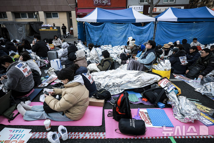 [서울=뉴시스] 정병혁 기자 = 2일 서울 종로구 안국역 인근에서 윤석열 대통령 파면을 촉구하는 24시간 철야 집회가 이어지고 있다. 2025.04.02. jhope@newsis.com