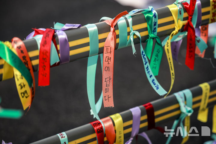 [서울=뉴시스] 정병혁 기자 = 2일 서울 종로구 안국역 인근에서 윤석열 대통령 파면을 촉구하는 24시간 철야 집회가 이어지고 있다. 2025.04.02. jhope@newsis.com