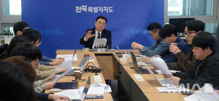 [전주=뉴시스] 김얼 기자 = 김종필 전북특별자치도 자치행정국장이 2일 전북 전주시 전북특별자치도청 기자실을 방문해 ' 전주-완주 통합 관련 타당성 검토 결과 행안부 권고' 브리핑을 열고 기자들의 질의에 답변하고 있다. 2025.04.02. pmkeul@newsis.com