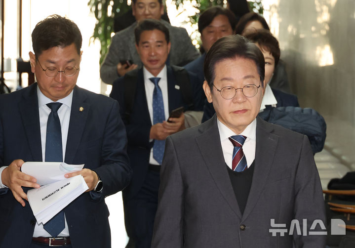 [서울=뉴시스] 고승민 기자 = 이재명 더불어민주당 대표가 2일 서울 여의도 국회에서 비공개 최고위원회의를 마치고 광화문으로 출발하고 있다. 2025.04.02. kkssmm99@newsis.com