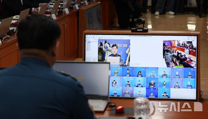 [서울=뉴시스] 김명년 기자 = 이호영 경찰청장 직무대행이 2일 오전 서울 서대문구 경찰청에서 윤석열 대통령 탄핵 선고일 대비 전국 경찰지휘부 회의를 열고 발언하고 있다. 2025.04.02. kmn@newsis.com