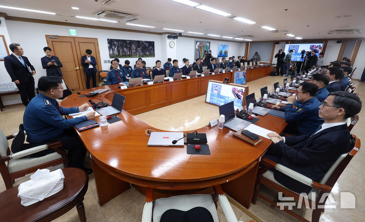 [서울=뉴시스] 김명년 기자 = 이호영 경찰청장 직무대행이 2일 오전 서울 서대문구 경찰청에서 윤석열 대통령 탄핵 선고일 대비 전국 경찰지휘부 회의를 열고 발언하고 있다. 2025.04.02. kmn@newsis.com