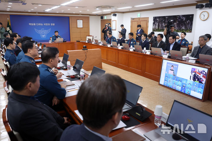 [서울=뉴시스] 김명년 기자 = 이호영 경찰청장 직무대행이 2일 오전 서울 서대문구 경찰청에서 윤석열 대통령 탄핵 선고일 대비 전국 경찰지휘부 회의를 열고 발언하고 있다. 2025.04.02. kmn@newsis.com