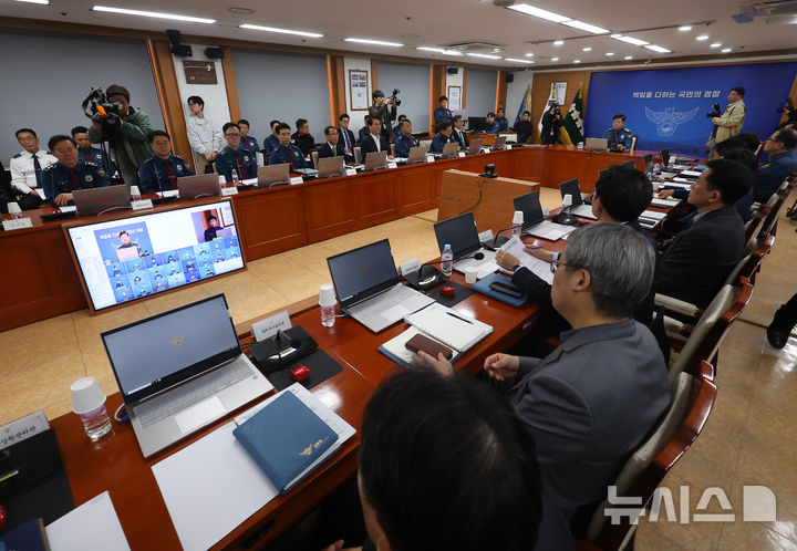 [서울=뉴시스] 김명년 기자 = 이호영 경찰청장 직무대행이 2일 오전 서울 서대문구 경찰청에서 윤석열 대통령 탄핵 선고일 대비 전국 경찰지휘부 회의를 열고 발언하고 있다. 2025.04.02. kmn@newsis.com