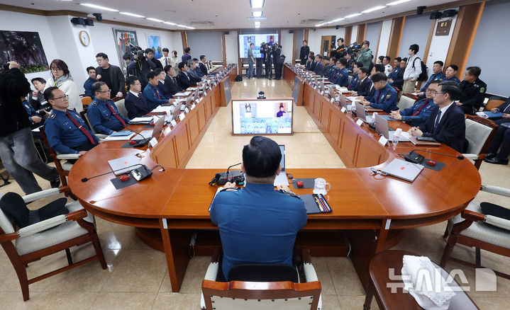 [서울=뉴시스] 김명년 기자 = 이호영 경찰청장 직무대행이 2일 오전 서울 서대문구 경찰청에서 윤석열 대통령 탄핵 선고일 대비 전국 경찰지휘부 회의를 열고 발언하고 있다. 2025.04.02. kmn@newsis.com