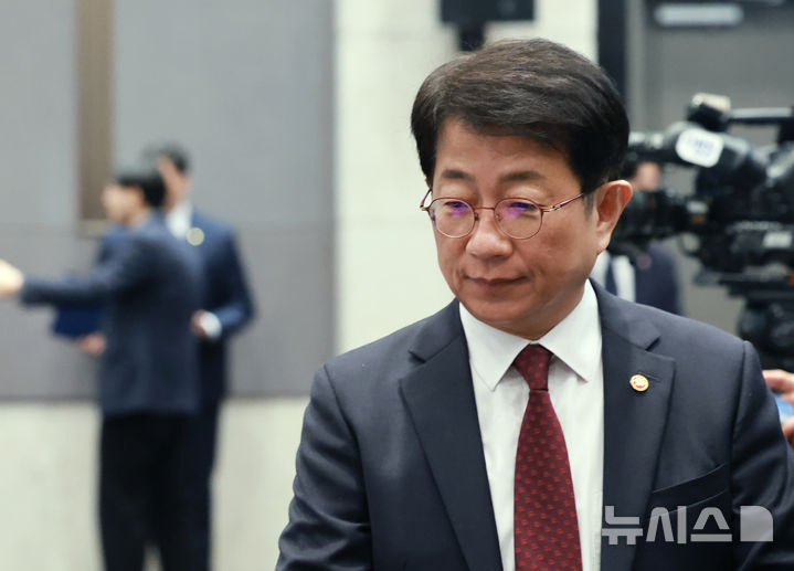 [서울=뉴시스] 최진석 기자 = 박상우 국토교통부 장관이 2일 서울 마포구 중소기업DMC타워에서 열린 15차 청년정책조정위원회에 참석하고 있다. (대통령실통신사진기자단) 2025.04.02. myjs@newsis.com