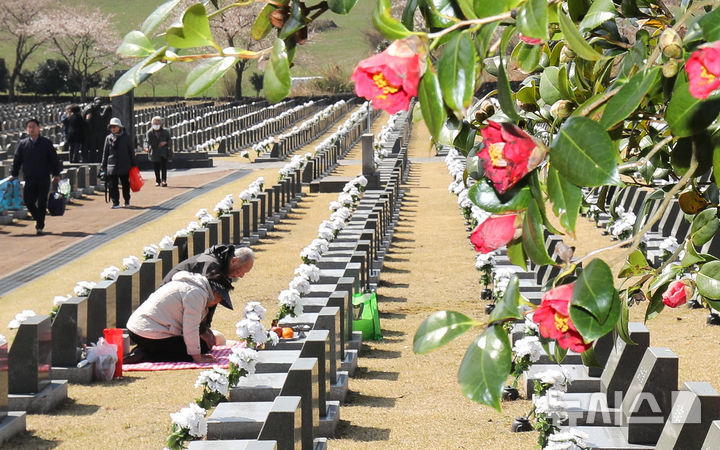 [제주=뉴시스] 우장호 기자 = 제77주년 4·3희생자 추념일을 하루 앞둔 3일 오전 제주시 봉개동 제주4·3평화공원 행방불명인 묘역에 참배객의 발걸음이 이어지고 있다. 2025.04.02. woo1223@newsis.com