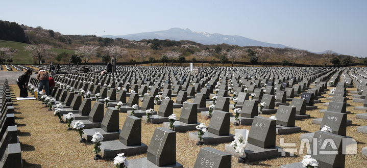 [제주=뉴시스] 우장호 기자 = 제77주년 4·3희생자 추념일을 하루 앞둔 3일 오전 제주시 봉개동 제주4·3평화공원 행방불명인 묘역에 참배객의 발걸음이 이어지고 있다. 2025.04.02. woo1223@newsis.com