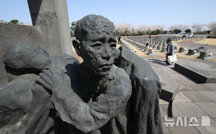 [제주=뉴시스] 우장호 기자 = 제77주년 4·3희생자 추념일을 하루 앞둔 3일 오전 제주시 봉개동 제주4·3평화공원 행방불명인 묘역에 참배객의 발걸음이 이어지고 있다. 2025.04.02. woo1223@newsis.com