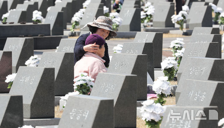 [제주=뉴시스] 우장호 기자 = 제77주년 4·3희생자 추념일을 하루 앞둔 3일 오전 제주시 봉개동 제주4·3평화공원 행방불명인 묘역에 참배객의 발걸음이 이어지고 있다. 2025.04.02. woo1223@newsis.com