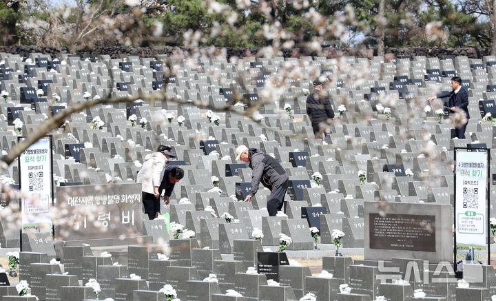 [제주=뉴시스] 우장호 기자 = 제77주년 4·3희생자 추념일을 하루 앞둔 3일 오전 제주시 봉개동 제주4·3평화공원 행방불명인 묘역에 참배객의 발걸음이 이어지고 있다. 2025.04.02. woo1223@newsis.com